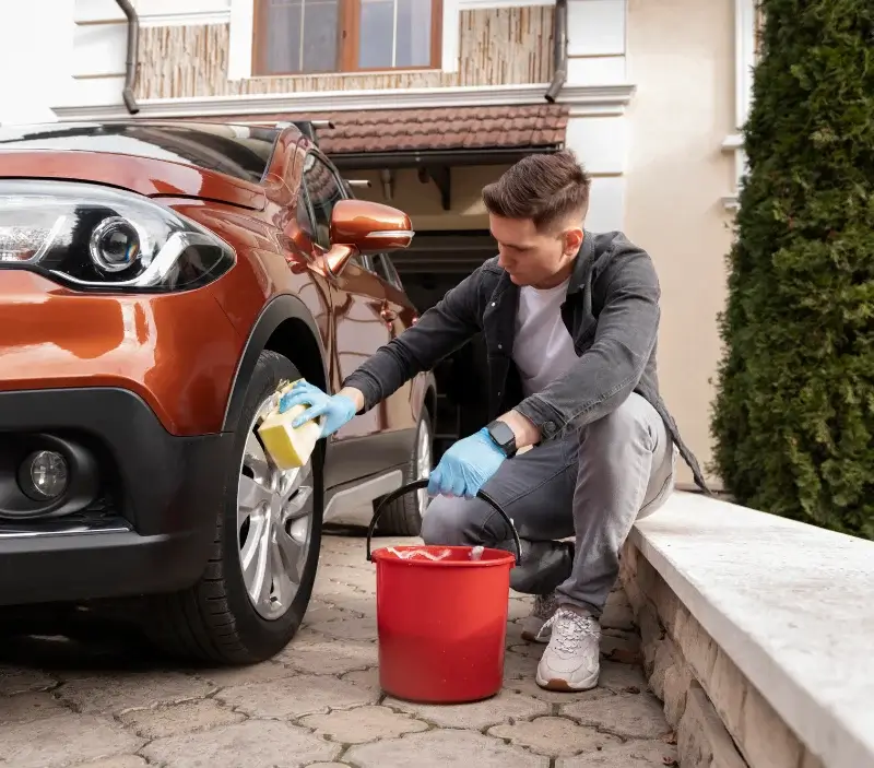 Lavage auto à domicile Franqueville-Saint-Pierre : professionnel intervenant sur un véhicule